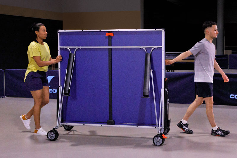 2 joueurs qui déplacent la table de ping pong Cornilleau 500 indoor